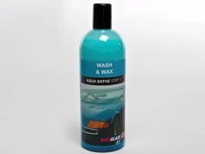 leaves a lasting shine every time you wash, topping up the Carnauba wax on your car.